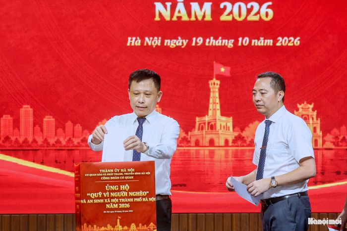 Phó Bí thư Thường trực Đảng ủy, Phó Tổng Giám đốc, Chủ tịch Công đoàn Cơ quan Báo và Phát thanh, Truyền hình Hà Nội Nguyễn Thành Lợi ủng hộ Quỹ. Ảnh: Khánh Huy