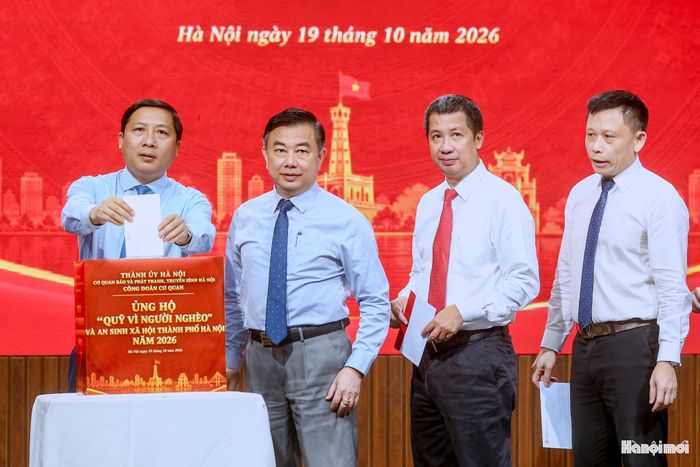 Thành ủy viên, Bí thư Đảng ủy, Tổng Giám đốc Cơ quan Báo và Phát thanh, Truyền hình Hà Nội Nguyễn Thanh Liêm cùng các đồng chí Phó Tổng Giám đốc Cơ quan Báo và Phát thanh, Truyền hình Hà Nội ủng hộ Quỹ "Vì người nghèo". Ảnh: Khánh Huy