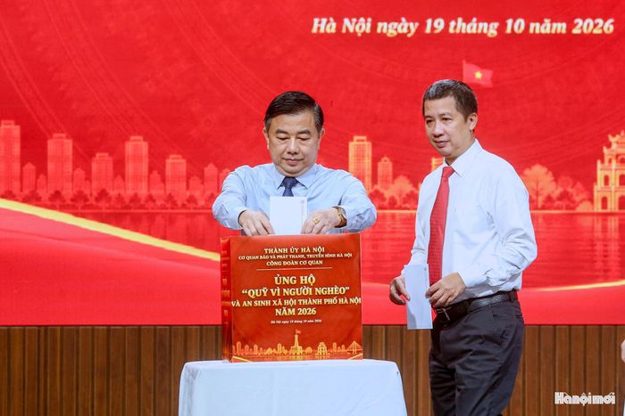 Phó Bí thư Đảng ủy, Phó Tổng Giám đốc Thường trực Cơ quan Báo và Phát thanh, Truyền hình Hà Nội Nguyễn Minh Đức ủng hộ Quỹ. Ảnh: Khánh Huy