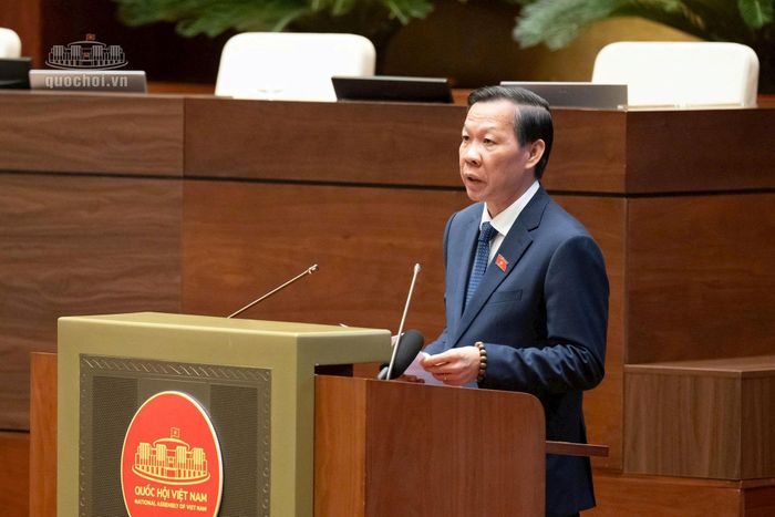 Chủ nhiệm Ủy ban Kinh tế và Tài chính của Quốc hội Phan Văn Mãi báo cáo thẩm tra. Ảnh: media.quochoi.vn