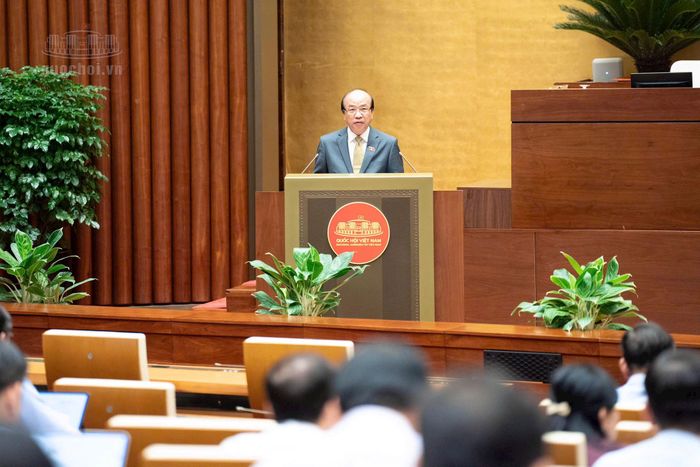 Chủ nhiệm Ủy ban Pháp luật và Tư pháp của Quốc hội Phan Chí Hiếu báo cáo thẩm tra. Ảnh: Quochoi.vn