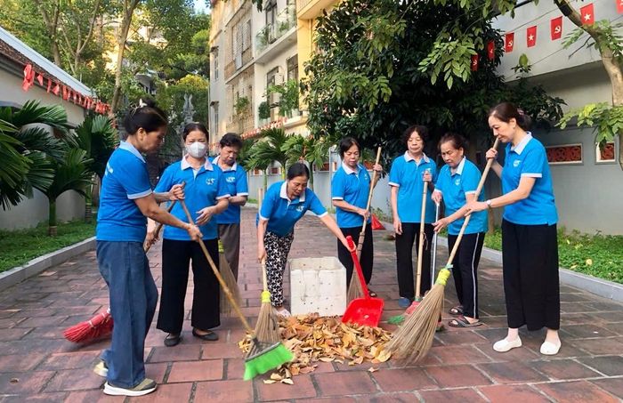 Người cao tuổi phường Ô Chợ Dừa tham gia vệ sinh môi trường, góp phần xây dựng khu dân cư xanh, sạch, đẹp. Ảnh: H.Duy