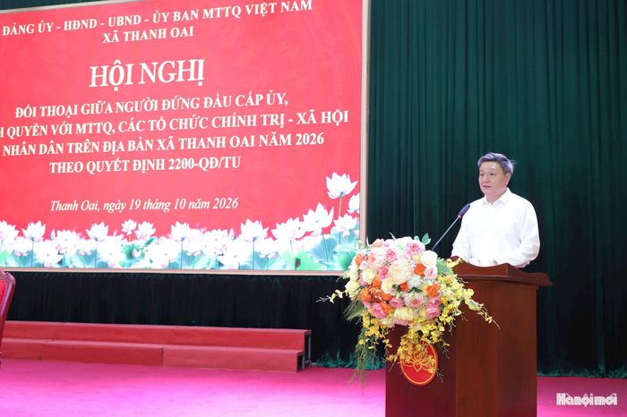 Bí thư Đảng ủy, Chủ tịch HĐND xã Thanh Oai Bùi Hoàng Phan phát biểu tại hội nghị. Ảnh: Mai Quý