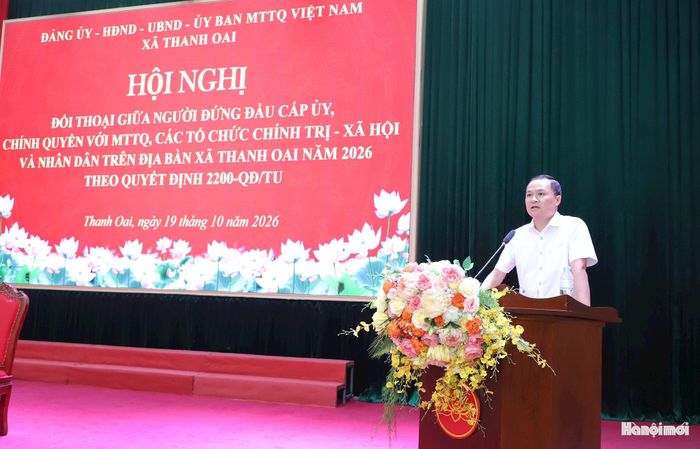 Phó Bí thư Đảng ủy, Chủ tịch UBND xã Thanh Oai Vũ Quỳnh phát biểu tại hội nghị. Ảnh: Mai Quý