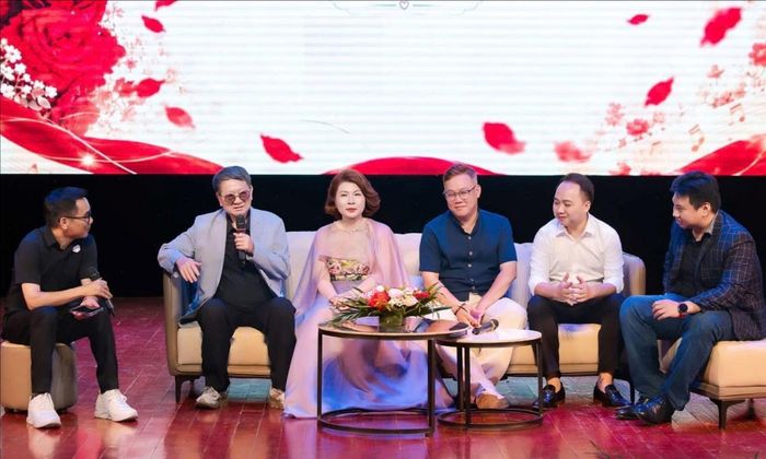 Ca sĩ Phương Mai và ê-kíp trong buổi giới thiệu sản phẩm âm nhạc cho ngày 20-10. Ảnh: NVCC