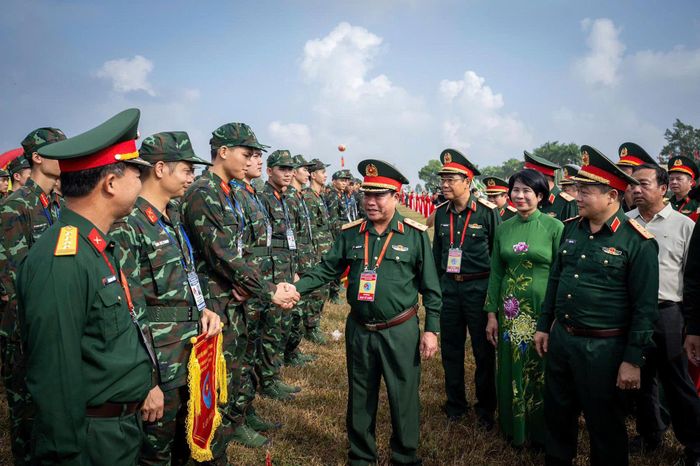 Các đại biểu động viên các đội thi. Ảnh: Việt Trung