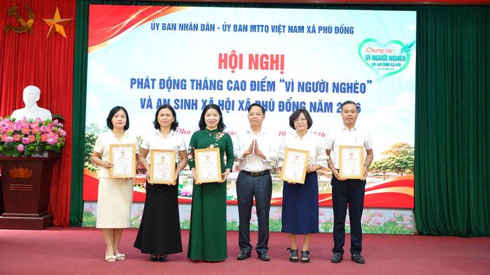 Các tập thể có thành tích trong công tác "Vì người nghèo " và an sinh xã hội. Ảnh: Nguyễn Sơn