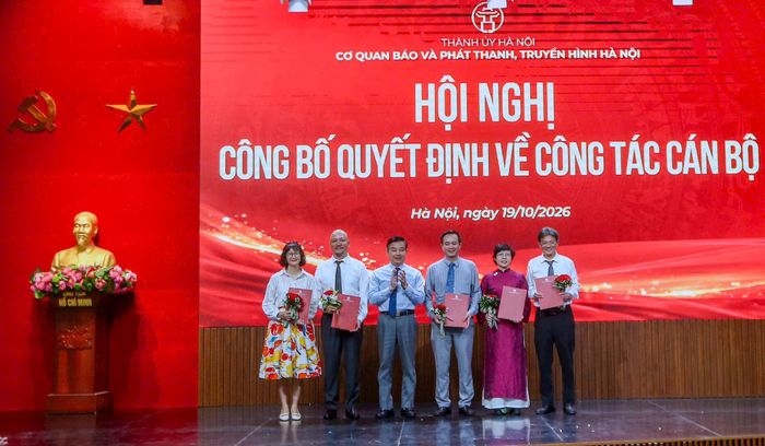 Lãnh đạo Cơ quan Báo và Phát thanh, Truyền hình Hà Nội trao quyết định bổ nhiệm tới các đồng chí lãnh đạo phòng của Báo Hànộimới. Ảnh: Huy Khánh.