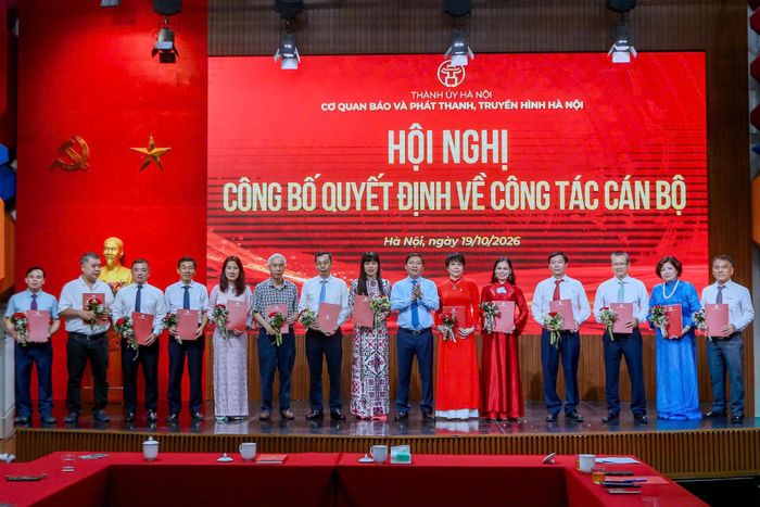 Lãnh đạo Cơ quan Báo và Phát thanh, Truyền hình Hà Nội trao quyết định bổ nhiệm tới các đồng chí trong 4 đơn vị tham mưu, quản trị và dịch vụ dùng chung của cơ quan: Văn phòng, Phòng Thư ký Tổng hợp, Phòng Kỹ thuật Công nghệ, Trung tâm Dịch vụ quảng cáo và Truyền thông. Ảnh: Huy Khánh.