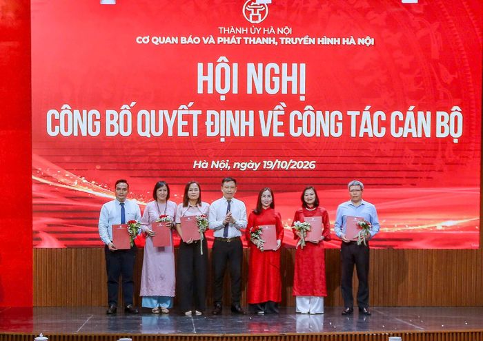 Lãnh đạo cơ quan trao quyết định và chúc mừng các đồng chí được bổ nhiệm, nhận nhiệm vụ mới của Báo điện tử Kinh tế và Đô thị. Ảnh: Huy Khánh.