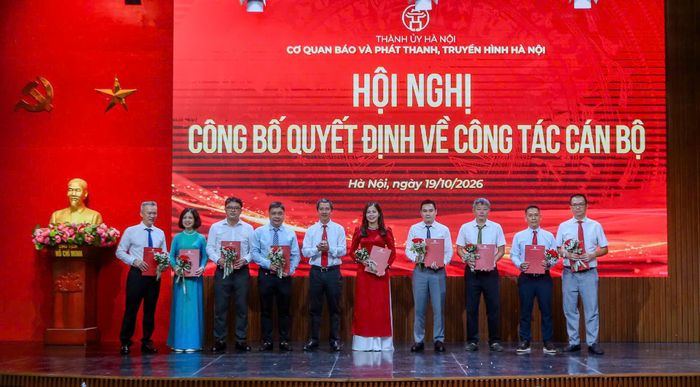 Lãnh đạo Cơ quan Báo và Phát thanh, Truyền hình Hà Nội trao quyết định bổ nhiệm tới các đồng chí lãnh đạo phòng thuộc Đài Phát thanh và Truyền hình Hà Nội. Ảnh: Huy Khánh.