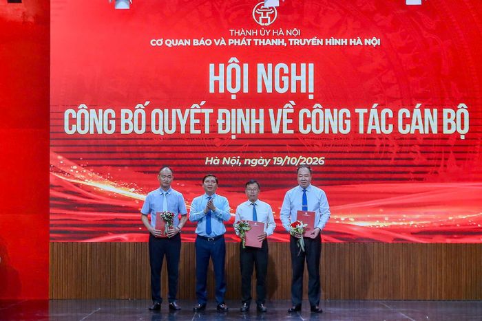 Lãnh đạo Cơ quan Báo và Phát thanh, Truyền hình Hà Nội trao quyết định giao nhiệm vụ các đồng chí Phụ trách của 3 cơ quan báo chí trực thuộc: Báo Hànộimới, Báo điện tử Kinh tế và Đô thị, Đài Phát thanh và Truyền hình Hà Nội. Ảnh: Huy Khánh.