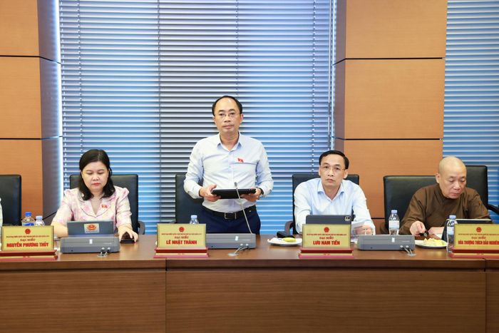 Đại biểu Lê Nhật Thành phát biểu thảo luận. Ảnh: Văn Tuyến
