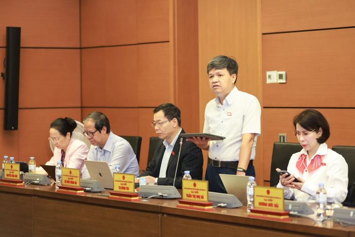Đại biểu Tạ Đình Thi thảo luận tại tổ. Ảnh: Văn Tuyến