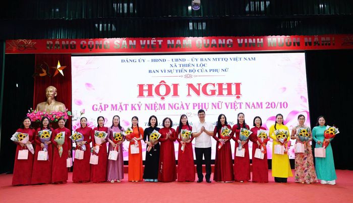 Các đồng chí lãnh đạo xã chúc mừng cán bộ, công chức, viên chức, người lao động nữ. Ảnh: PV