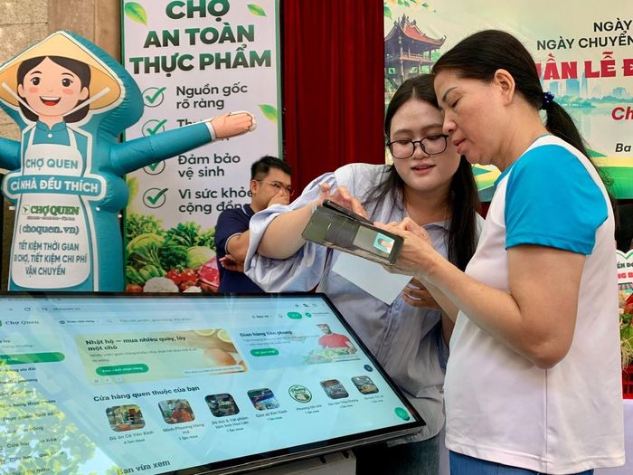 Người dân được hướng dẫn sử dụng nền tảng Chợ Quen để đi chợ online. Ảnh: PV