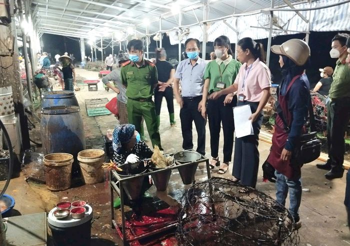 Qua kiểm tra địa bàn, một hộ giết mổ gia cầm tại chợ trên địa bàn xã Phúc Thọ được lực lượng chức năng xã yêu cầu chấm dứt hoạt động giết mổ từ tháng 9-2026. Ảnh: Hồng HTNNMT