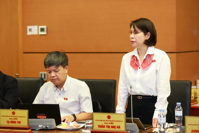 Đại biểu Trần Thị Nhị Hà tham gia thảo luận. Ảnh: Văn Tuyến