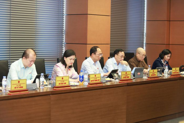 Các đại biểu đoàn Hà Nội tham gia phiên thảo luận sáng 19-10. Ảnh: Văn Tuyến