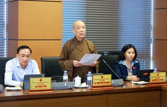 Đại biểu Hòa thượng Thích Bảo Nghiêm phát biểu tại tổ. Ảnh: Văn Tuyến