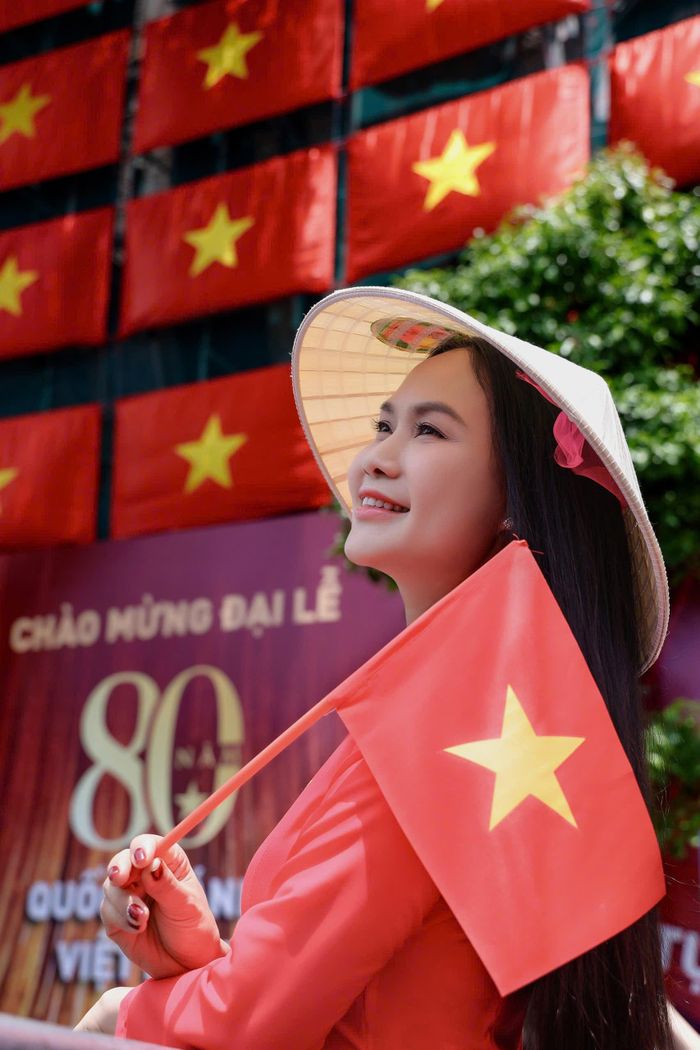 Dịp A80, NSND Mai Hoa đã tự hào ra mắt album "Hà Nội cờ hoa" hòa chung niềm vui của dân tộc. Ảnh: Nhân vật cung cấp