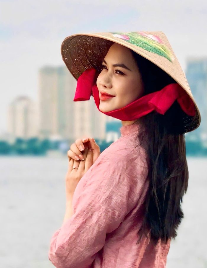 NSND Mai Hoa luôn được nhớ đến với một giọng hát về Hà Nội rất riêng. Ảnh: Nhân vật cung cấp