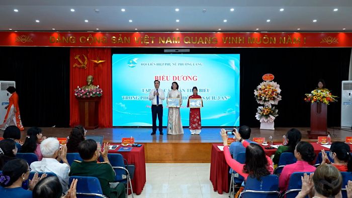 Bí thư Đảng ủy, Chủ tịch HĐND phường Láng Nguyễn Hồng Dân trao khen thưởng cho 2 tập thể được vinh danh trong phong trào "5 không, 3 sạch, 3 an". Ảnh: Phạm Mạnh