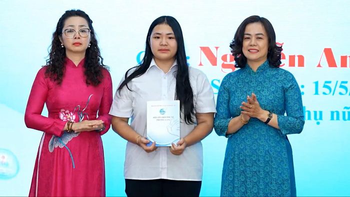 Phó Bí thư Thường trực Đảng ủy phường Nguyễn Thị Minh Hiền và Chủ tịch Hội LHPN phường Nguyễn Thị Thúy Hà trao tặng hỗ trợ cho trường hợp được kết nối trong chương trình "Mẹ đỡ đầu yêu thương". Ảnh: Phạm Mạnh