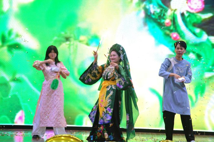 Các thí sinh đưa trang phục trong Di sản văn hóa Đạo Mẫu lên sân khấu trình diễn. Ảnh: Thu Hằng