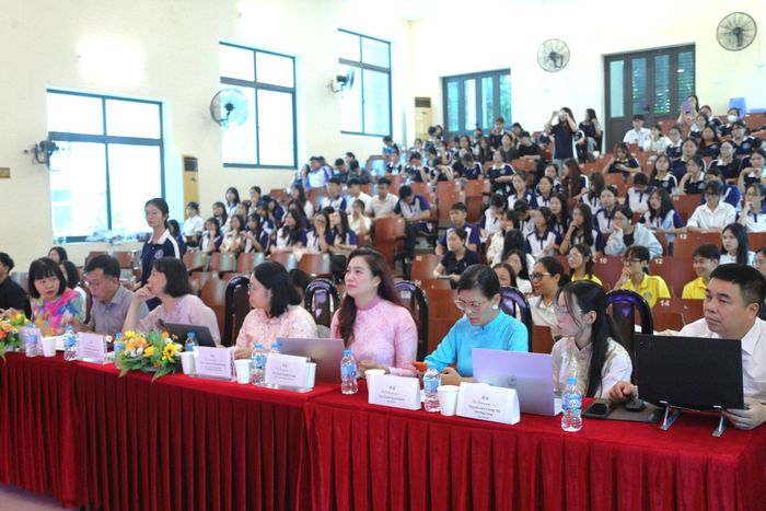Chương trình thu hút sự quan tâm của đông đảo sinh viên trong trường. Ảnh: Thu Hằng