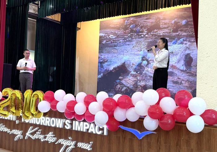 Các thí sinh tự tin thuyết minh cho thước phim về văn hóa, di sản Hà Nội do mình thực hiện. Ảnh: Thu Hằng