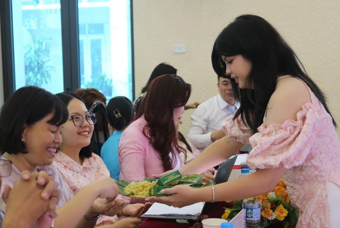 Đặc sản cốm Hà Nội được các bạn sinh viên lồng ghép giới thiệu tới các đại biểu tại cuộc thi. Ảnh: Thu Hằng