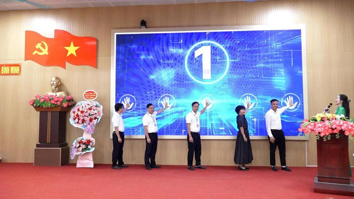 Xã Bình Minh ra mắt mô hình ứng dụng công nghệ thông tin “QR Hòm thư số – Nông dân nói, Hội lắng nghe, cùng nhau hành động”. Ảnh: PV