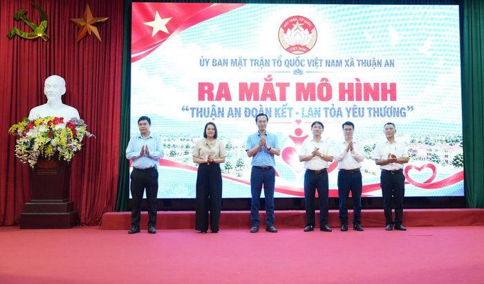 Các đại biểu thực hiện nghi thức ra mắt mô hình "Thuận An đoàn kết - Lan tỏa yêu thương". Ảnh: Vân Thư