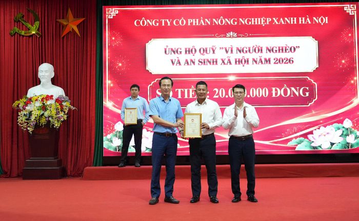 Chủ tịch UBND xã Thuận An Nguyễn Tuấn Khanh và Chủ tịch Ủy ban Mặt trận Tổ quốc Việt Nam xã Thuận An Nguyễn Văn Đạt trao giấy chứng nhận đến các đơn vị ủng hộ Quỹ "Vì người nghèo". Ảnh: Vân Thư