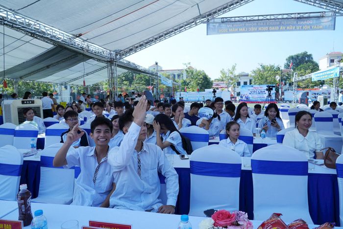 Bên cạnh hướng nghiệp, chương trình đã tư vấn, định hướng nghề nghiệp và giới thiệu việc làm cho 150 học sinh. Ảnh: Bích Liên