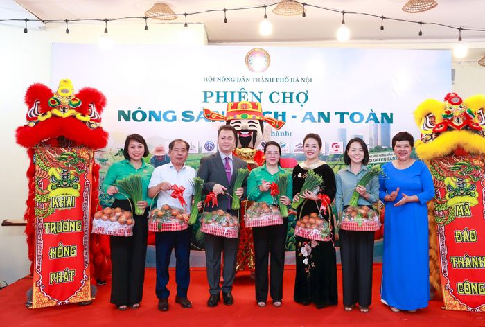 Ông Kodayah Marri - Đại sứ Pakistan dự lễ khai mạc Phiên chợ Nông sản sạch - an toàn do Hội Nông dân TP Hà Nội tổ chức. Ảnh: PV