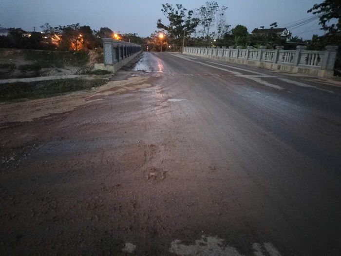 Khu vực cầu Cam Lâm mà dù đã được tưới nước rửa đường nhưng vẫn còn rất nhiều đất dính ở mặt đường. Ảnh: ĐHT.