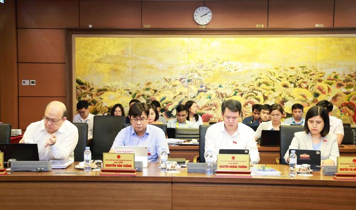 Các đại biểu Quốc hội Đoàn thành phố Hà Nội thảo luận tại Tổ chiều 19-10. Ảnh: Văn Tuyến