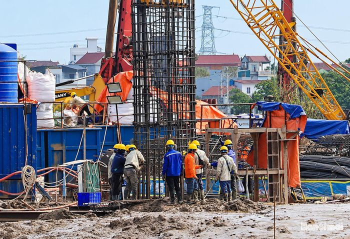 Công việc được công nhân tiến hành khẩn trương để bảo đảm tiến độ công trình.