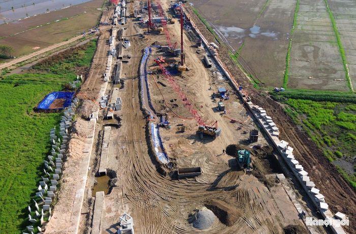 Công trình gồm 7km làm mới và 6,55km đi trùng với các tuyến cao tốc hiện hữu sẽ được nâng cấp mở rộng lên 120m. Tổng diện tích sử dụng đất khoảng 289,87ha.