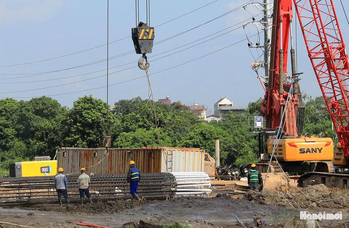 Tại gói thầu số 21: Thi công xây lắp tuyến đường đoạn đầu kết nối với cầu Tứ Liên và nút giao quốc lộ 3, đang được nhà thầu tích cực triển khai.