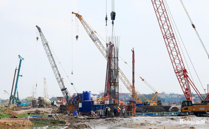 Công nhân của nhà thầu chia thành nhiều mũi thi công trải đều toàn tuyến.