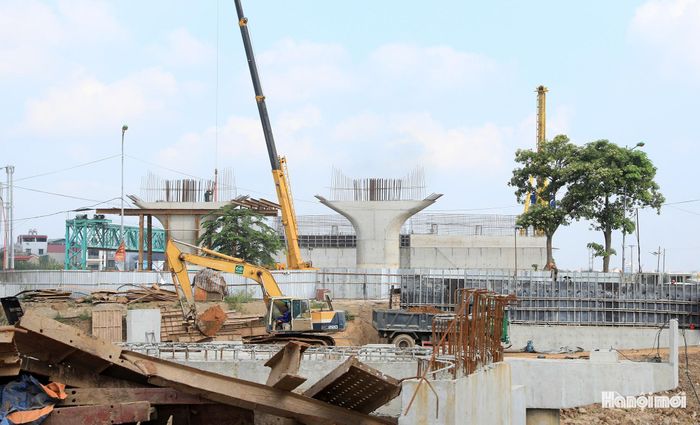 Các trụ cầu vượt sông Ngũ Huyện Khê đã cơ bản hoàn thành.