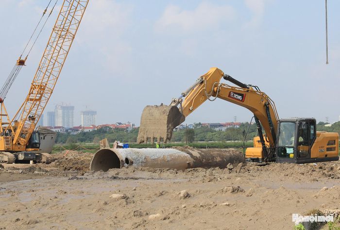 Máy móc nhà thầu tiến hành san lấp nền lấy bề mặt thi công.