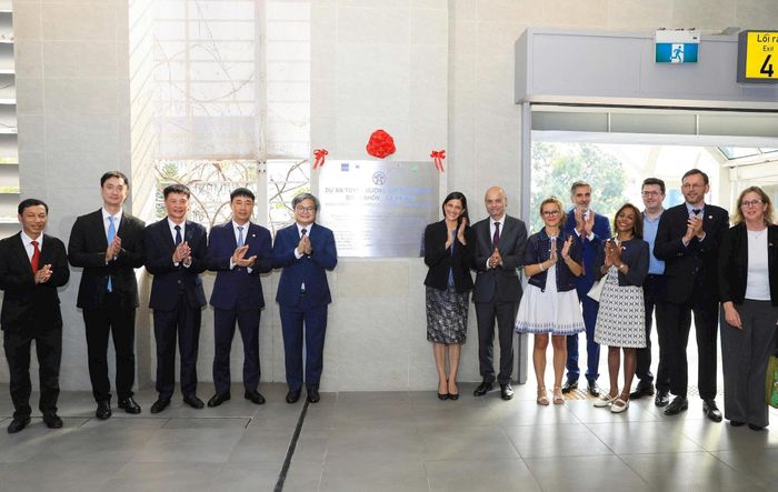 Các đại biểu thực hiện nghi thức gắn biển lưu niệm tuyến đường sắt đô thị số 3, đoạn Nhổn - Ga Hà Nội. Ảnh: Hồng Thái