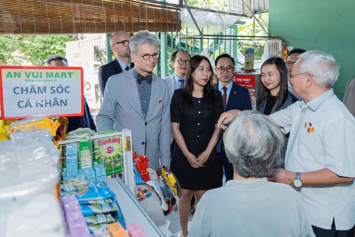 Đại sứ Pieter Leenknegt tới thăm tỉnh Đồng Nai vào tháng 9-2026, trải nghiệm mô hình Anvui Mart do các đối tác Bỉ triển khai nhằm hỗ trợ những gia đình Việt Nam có người thân là nạn nhân chất độc da cam. 