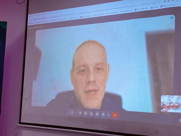 Đạo diễn Antonio Termenini, Giám đốc nghệ thuật Tuần phim Italia tại Việt Nam và Giám đốc Liên hoan phim châu Á tại Rome, tham gia họp báo online.