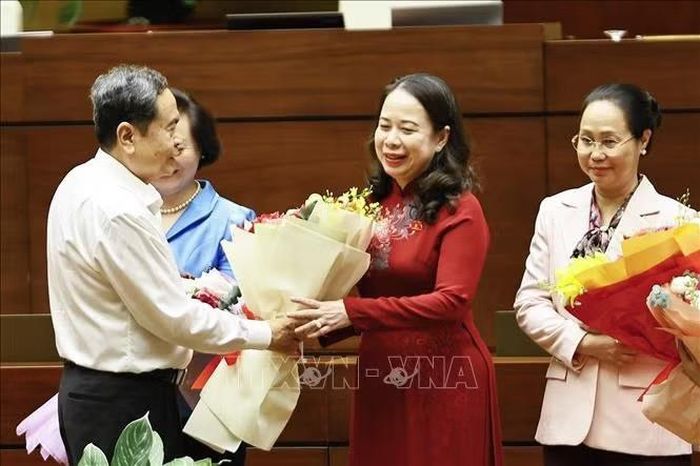 Chủ tịch Quốc hội Trần Thanh Mẫn tặng hoa chúc mừng các nữ đại biểu Quốc hội khóa XVI nhân Ngày phụ nữ Việt Nam 20-10. Ảnh: Doãn Tấn/TTXVN