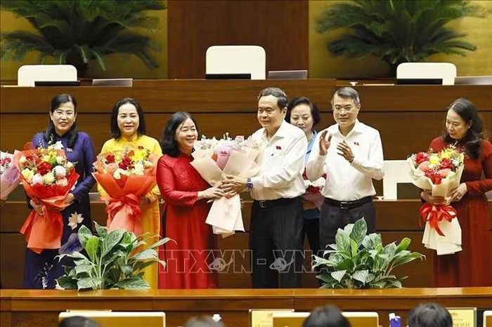 Chủ tịch Quốc hội Trần Thanh Mẫn và Thủ tướng Lê Minh Hưng tặng hoa chúc mừng các nữ đại biểu Quốc hội khóa XVI nhân Ngày phụ nữ Việt Nam 20/10. Ảnh: Doãn Tấn/TTXVN